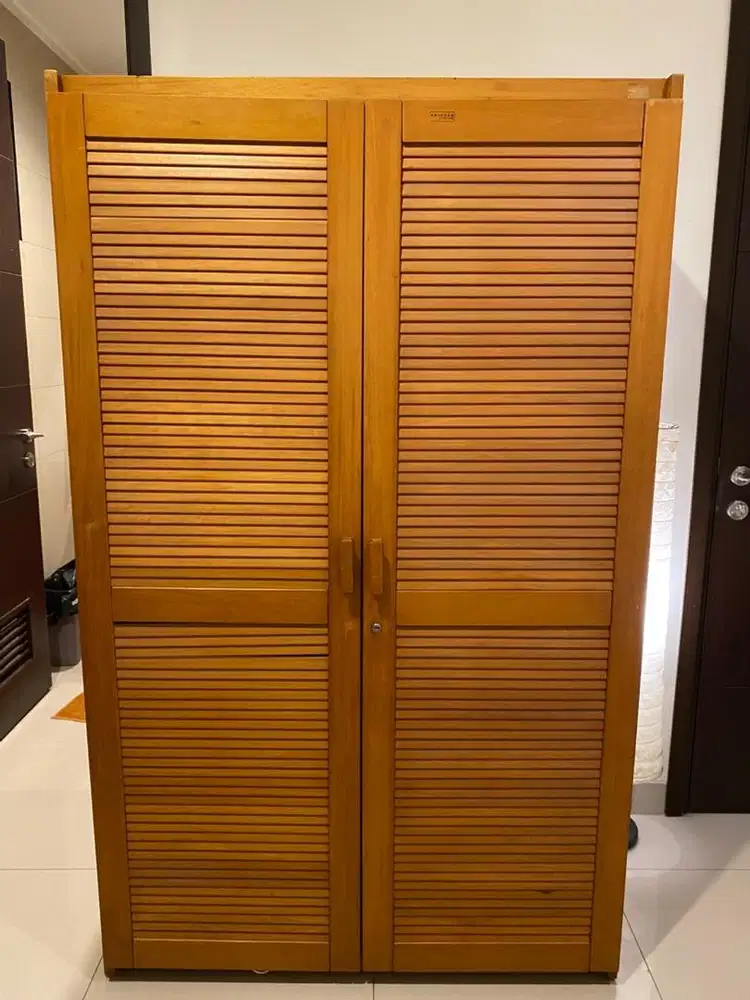 Lemari Pakaian merek Arindah Furniture Kayu Solid