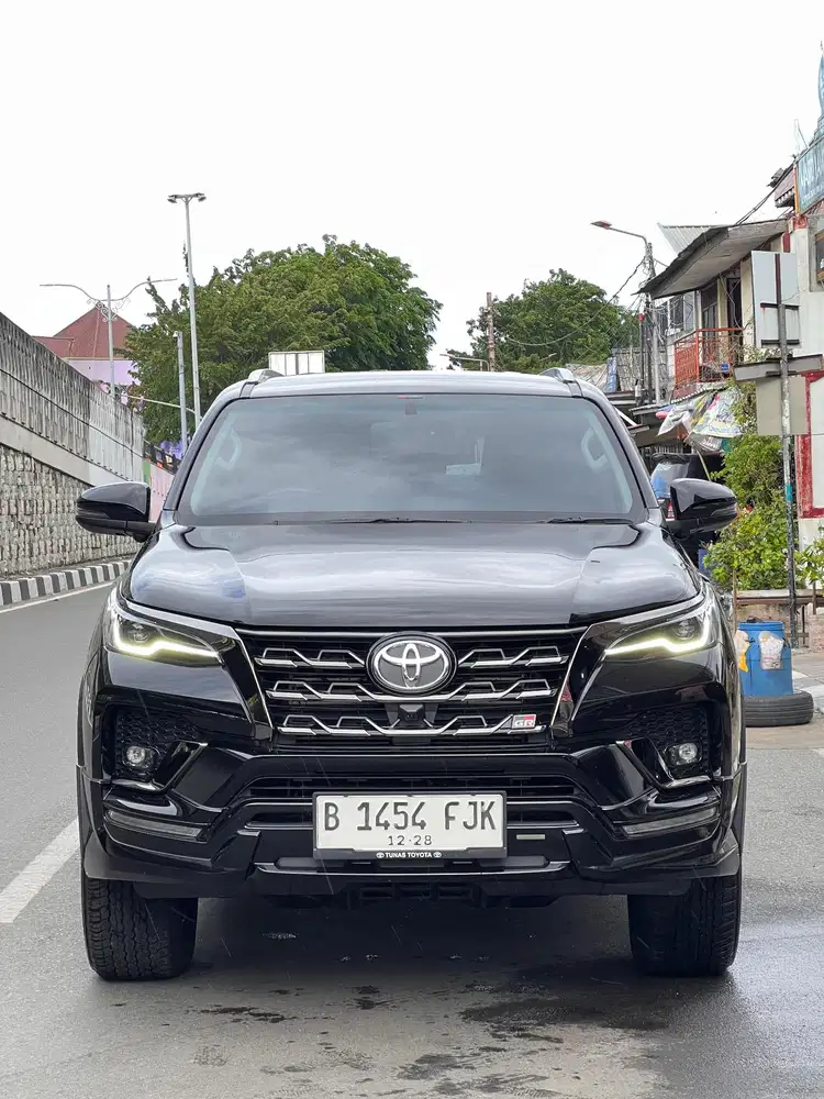 KM 10rb LIKE NEW Toyota Fortuner 2.8 GR AT Th 2024 2023