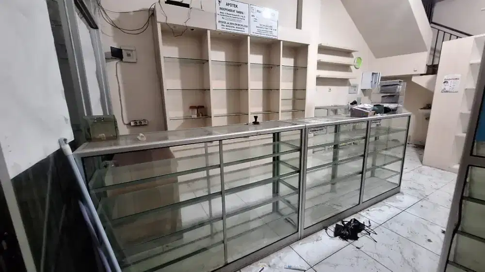 Rak Etalase Kaca Bekas Apotek / Toko – Kondisi Baik