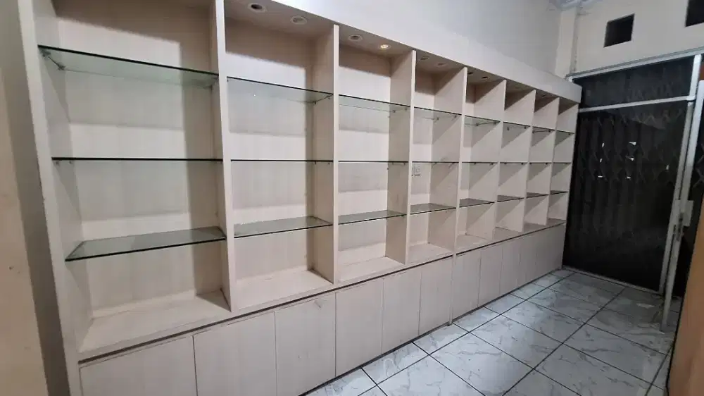 Rak Display / Rak Apotek Kayu + Kaca – Panjang & Banyak Sekat