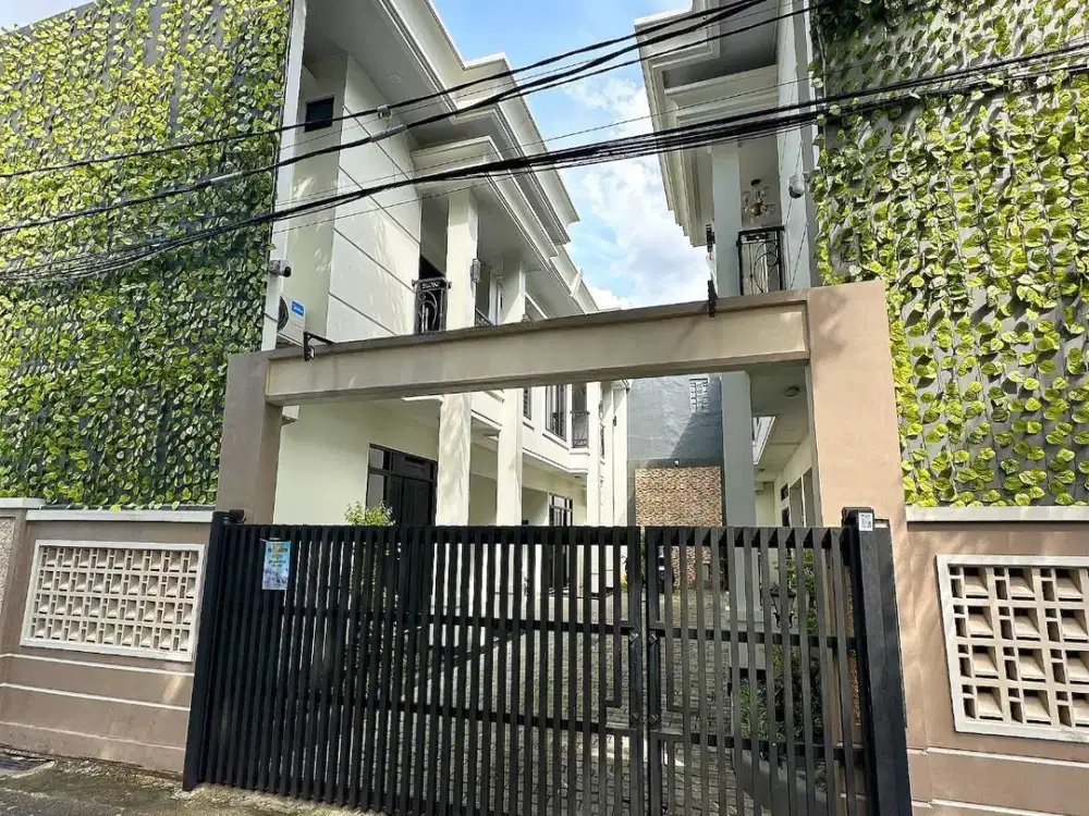 Rumah American Classic 2 Lantai di Kalisari Pasar Rebo – One Gate System, Bebas Banjir, Siap Huni
