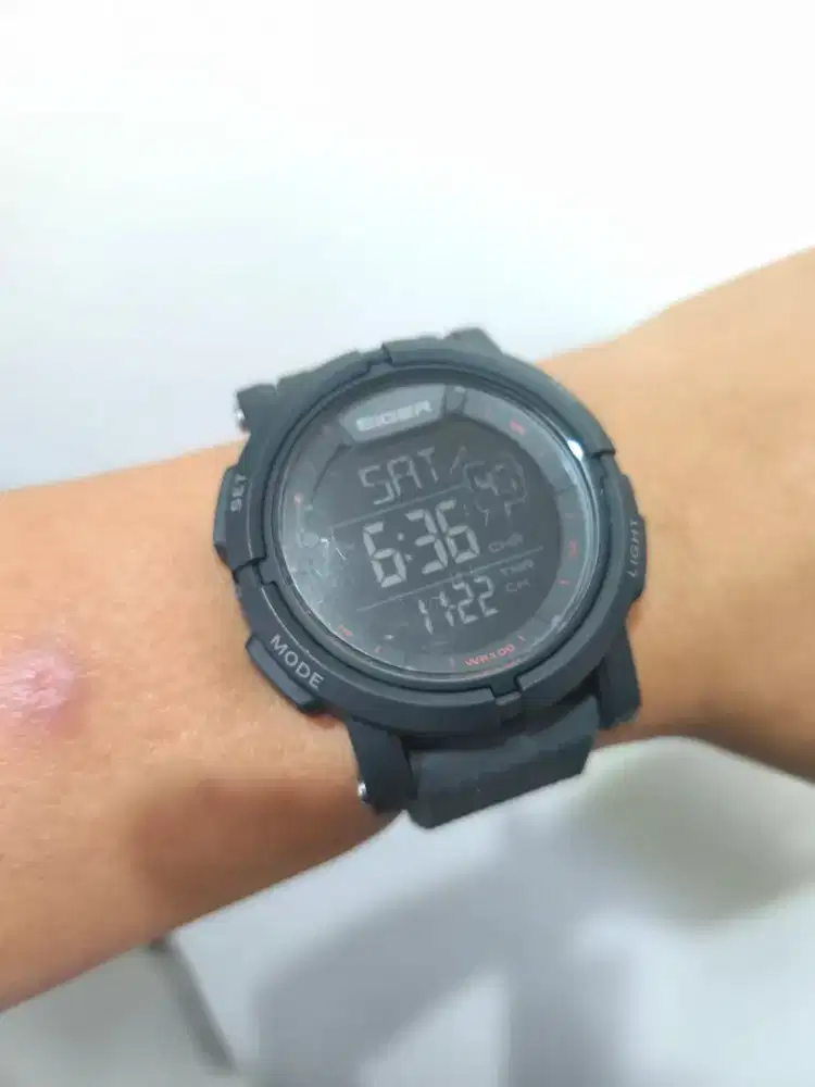 Jual jam tangan Pria EIGER Nucleus bekas seken bagus layak pakai...