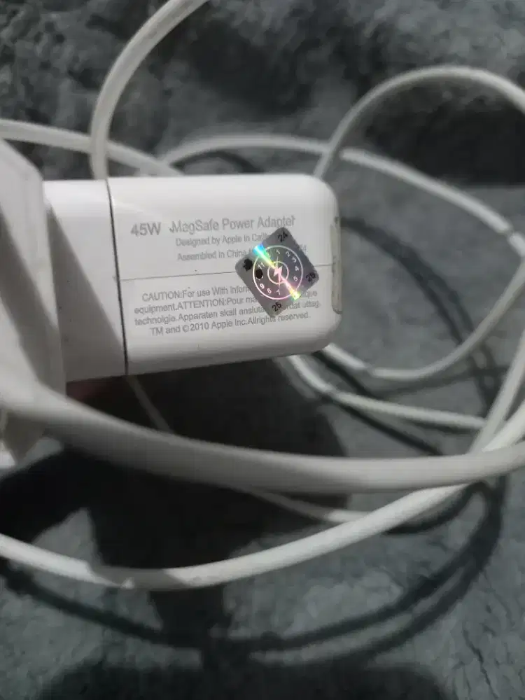 Charger ori Apple MAC 1/45watt,fungsi normal.