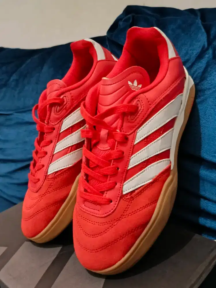 Adidas Sepatu Futsal & Badminton
Size 41