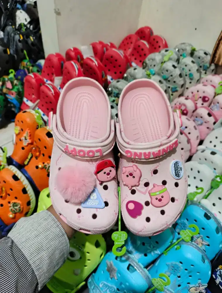 Sandal Crocs Kolaborasi dengan Loopy
