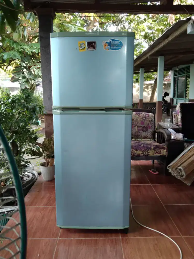 Kulkas dua pintu dijual cepat