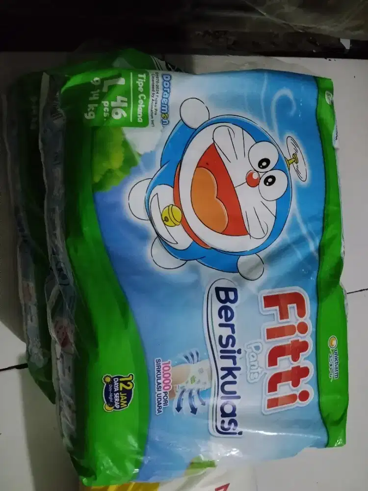 Pempers fitti ukuran L 46 pcs, Makuku ukuran L 44pcs tipe celana semua