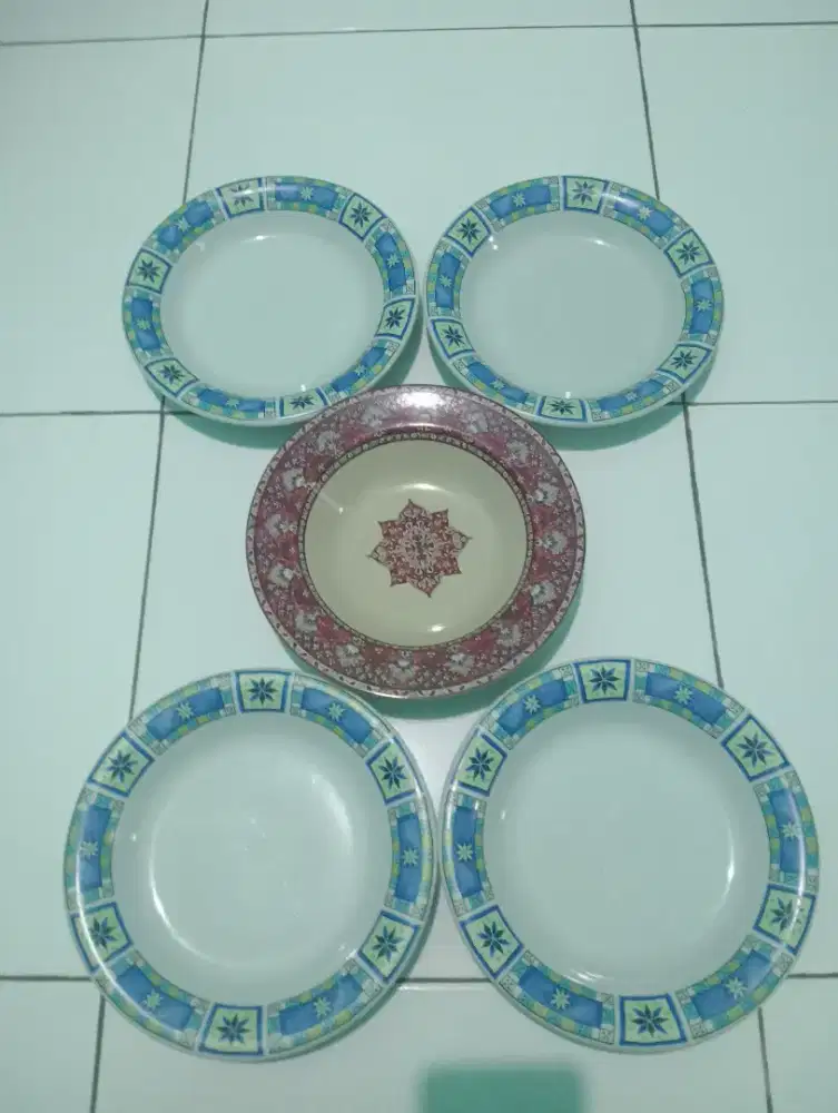 Piring makan keramik