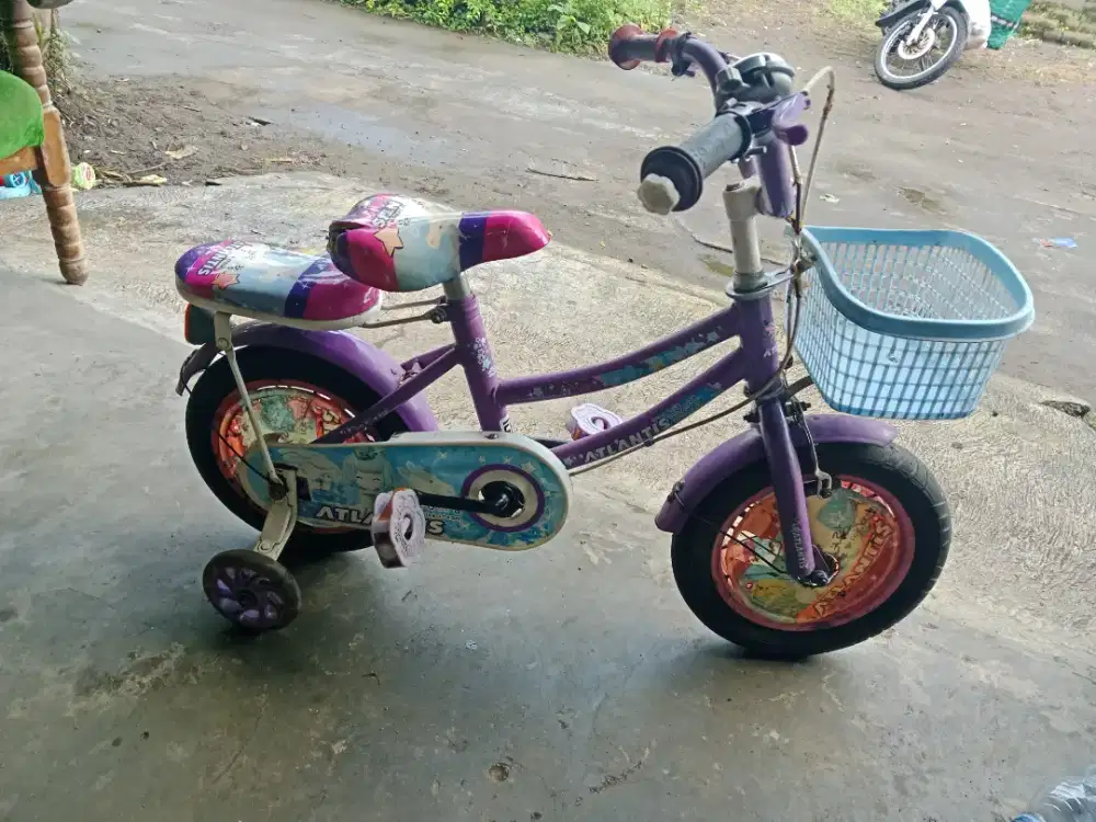 Sepeda anak warna ungu ukuran 12 msh ok