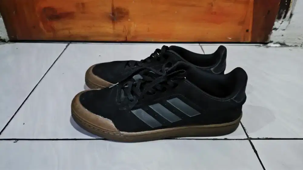 SEPARU SNEAKERS ADIDAS COURT 70S ORIGINAL