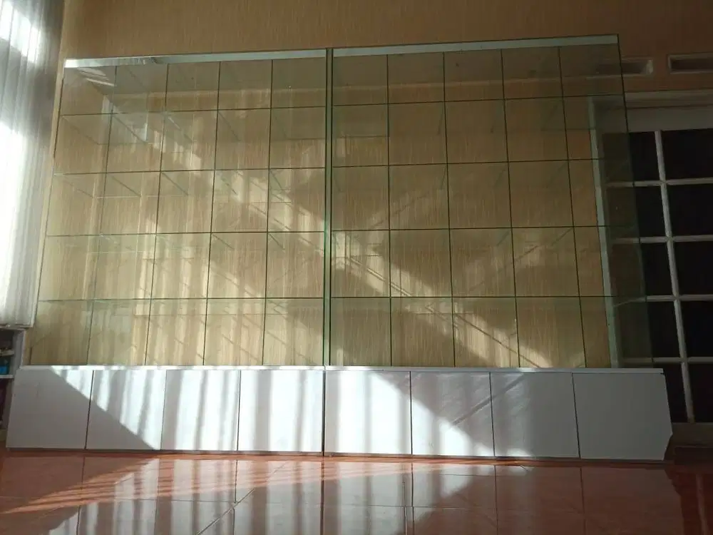 Lemari Partisi atau Rak atau Display Kaca dan Kayu