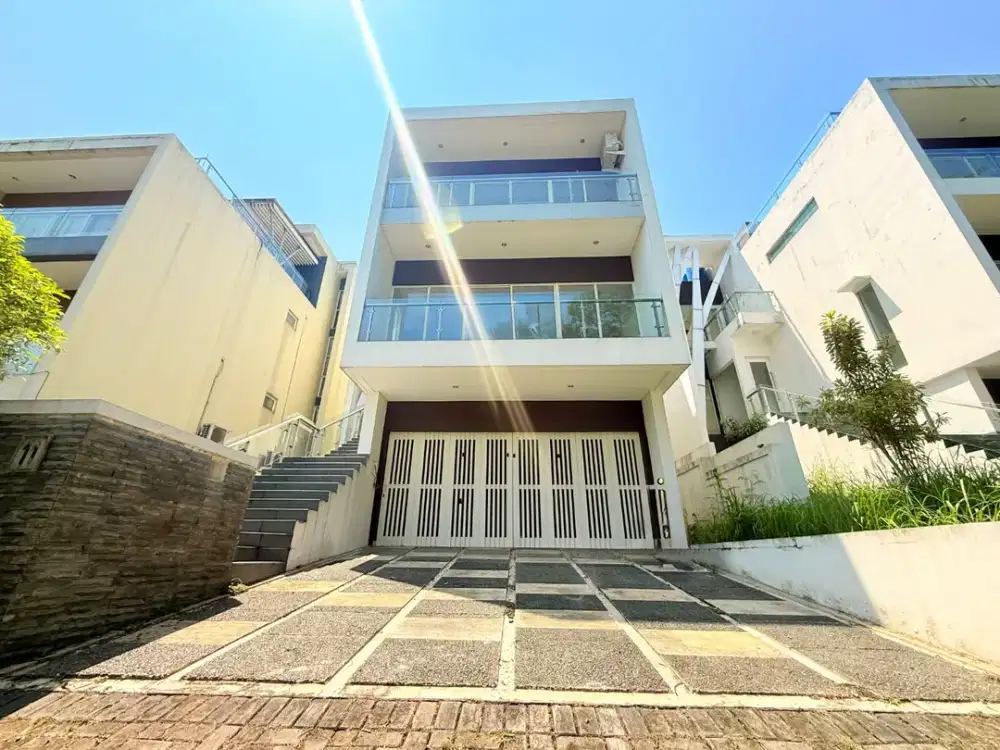 Rumah 3 lantai disentul tanah luas jual cepat