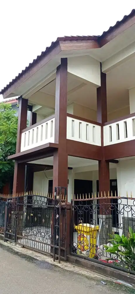 Disewakan rumah 2 lantai siap huni, 5 kamar tidur lokasi strategis