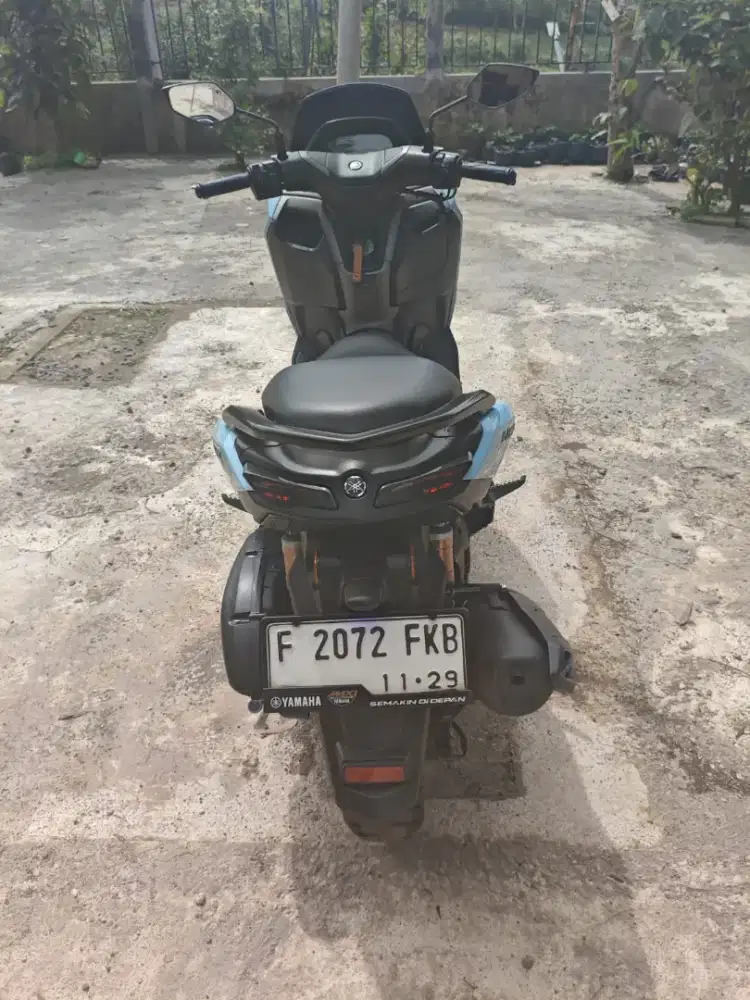 Nmax biru muda, Gress