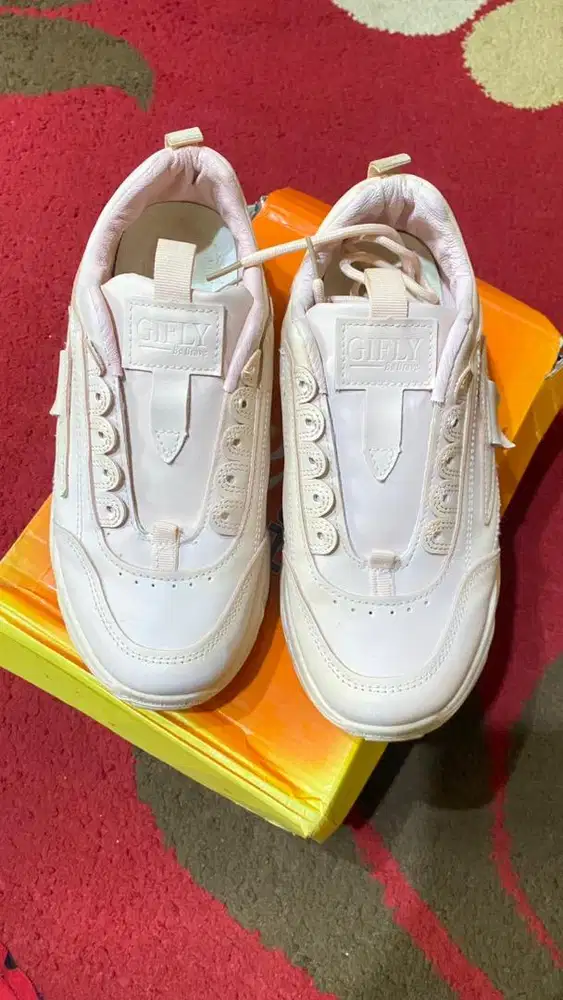Sepatu Sneakers Wanita Gifly