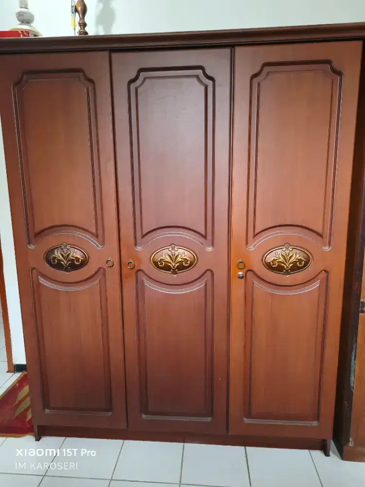 Lemari Pakaian Kayu Solid 3 Pintu