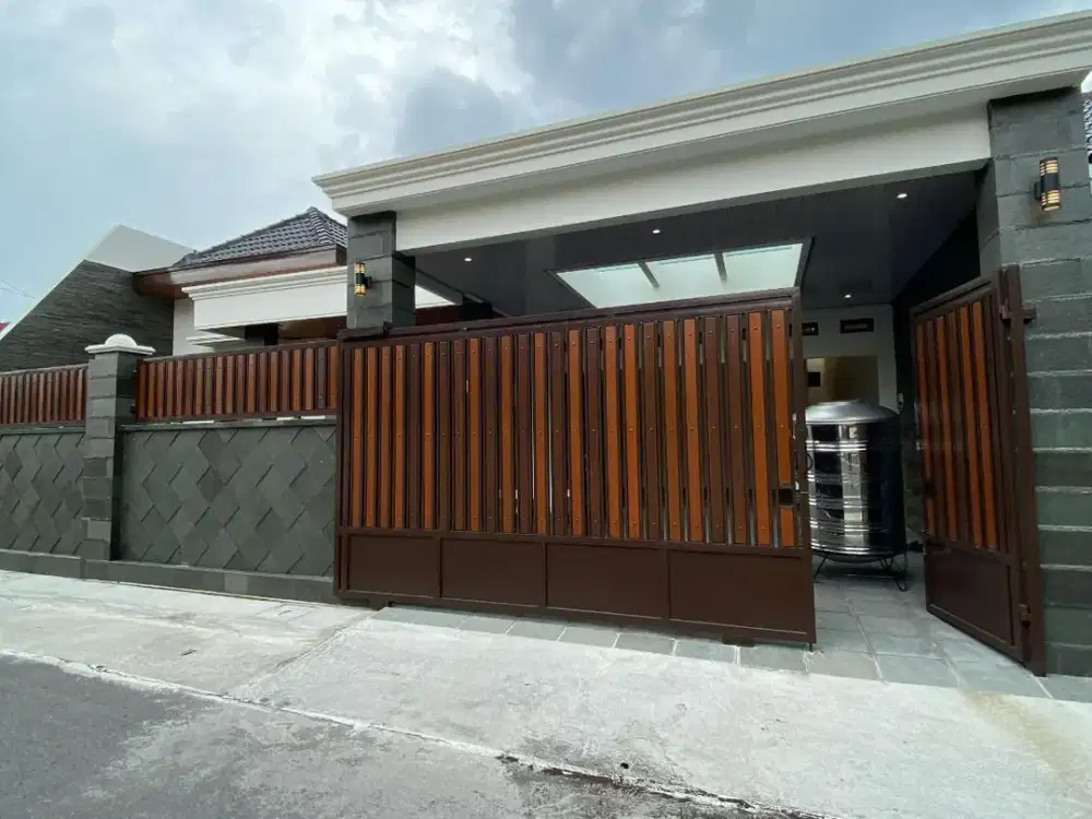 RUMAH MEWAH DENGAN FASILITAS PREMIUM DI LOKASI ELITE KOTA SOLO