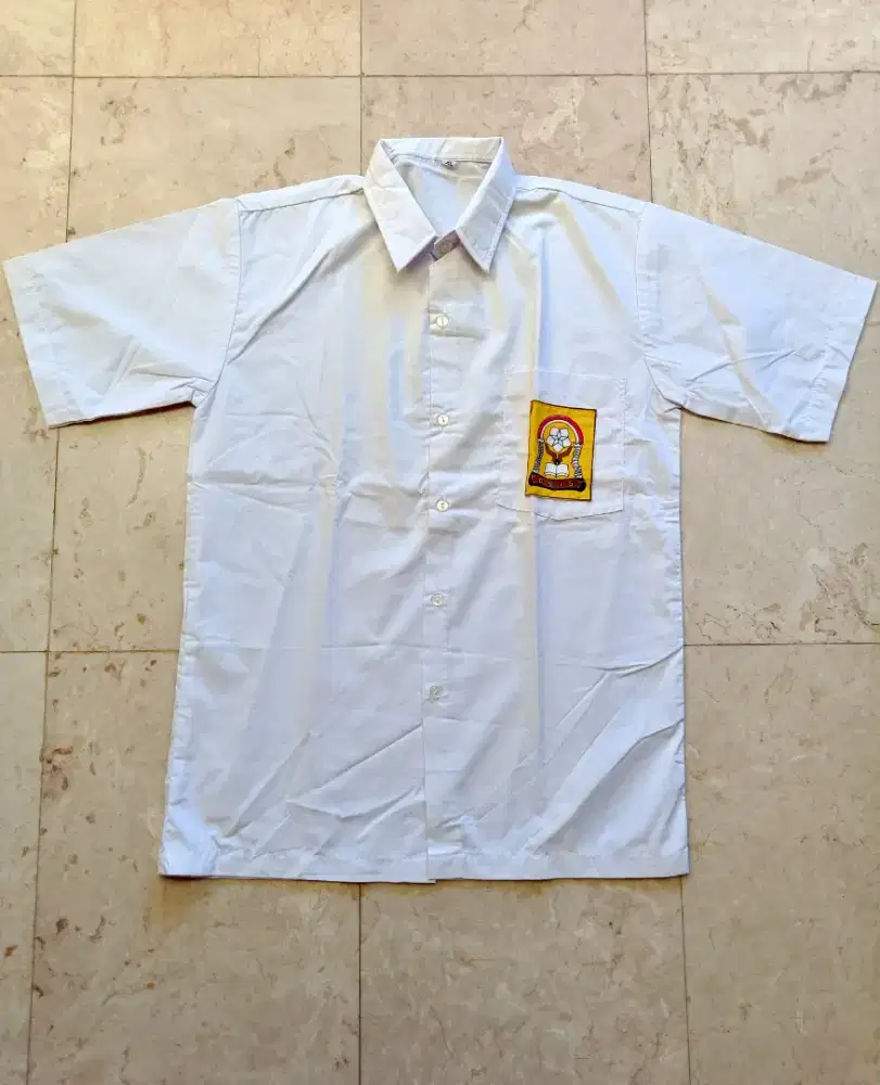 Seragam OSIS untuk SMP/SMA, ukuran XL.