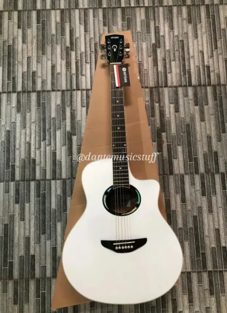 Gitar string putih cutway