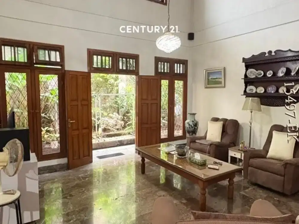 Dijual Rumah Dengan Halaman Luas Hommy di Dekat Tanah Kusir Jakarta Selatan