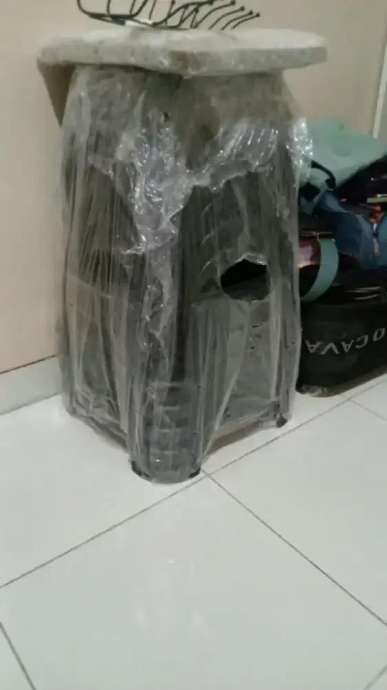 Meja lesehan dan kursi