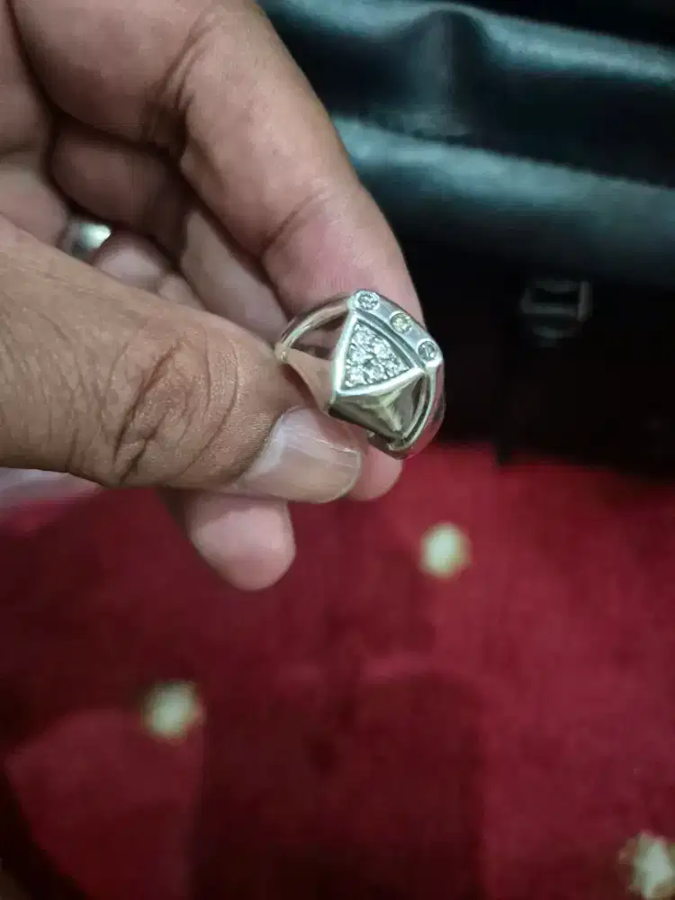 Cincin berlian, 9 mata berlian.