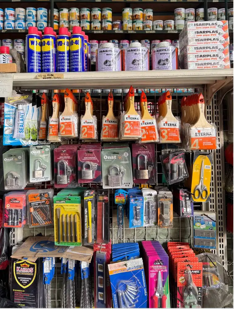 Karyawan Wanita Toko Bangunan