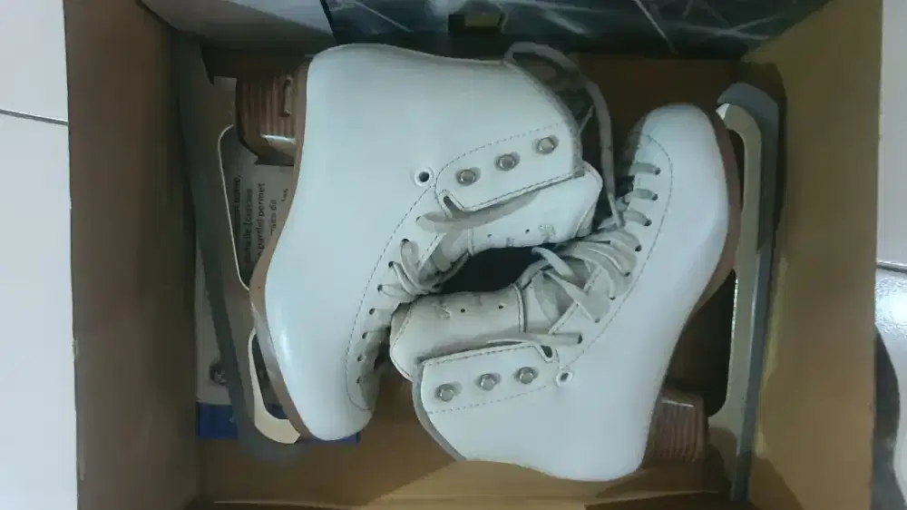 PRELOVED : sepatu ice skating Jackson freestyle.