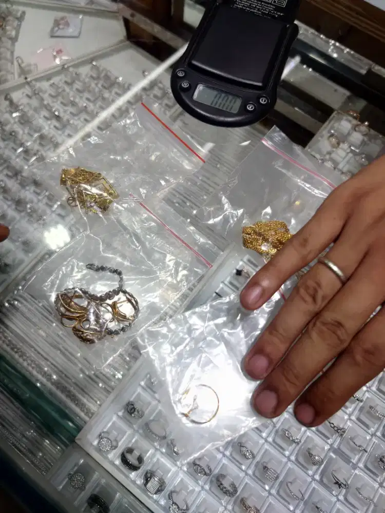 Terima Emas dari Toko Lain