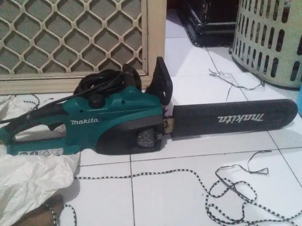 Chainsaw listrik makita