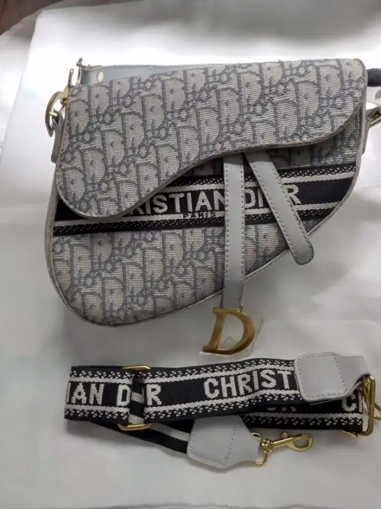 Tas saddle CD warna abu-abu muda