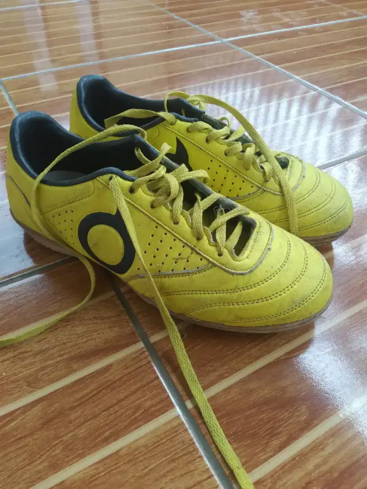 Sepatu futsal size 41