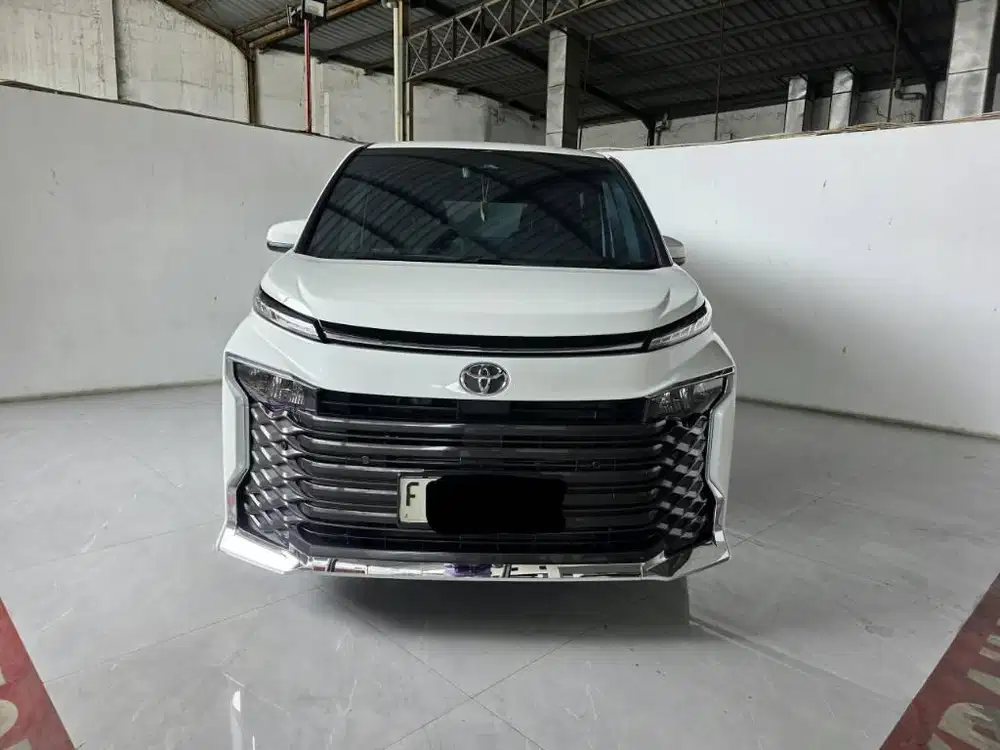 Low Km 21rban Toyota Voxy 2.0 AT ( Matic ) 2023 Putih Mulus siap pakai
