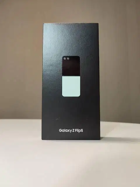 Samsung Galaxy Z flip5 SEIN BNIB