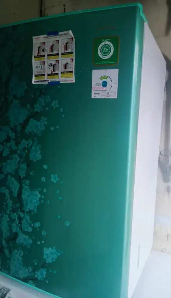 Di jual kulkas 1 pintu merk Sharp normal dingin beku SIAP PAKAI