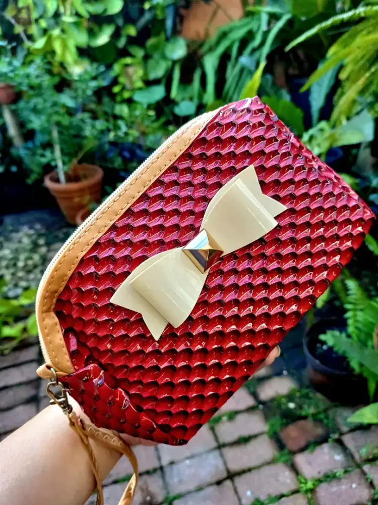 Clutch No Brand Tekstur Anyaman Maroon Metalik Sintetis