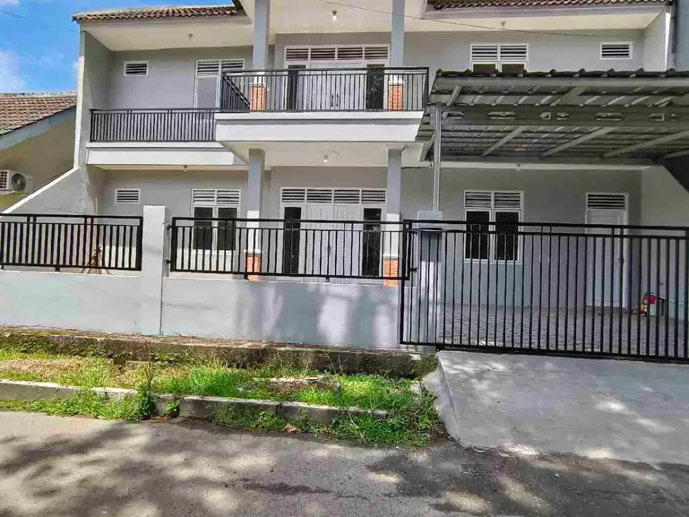 Disewakan rumah murah bangunan baru 2 lantai LT280LB 200 KT 6 carport 2 mobil depan taman dekat Galaxy