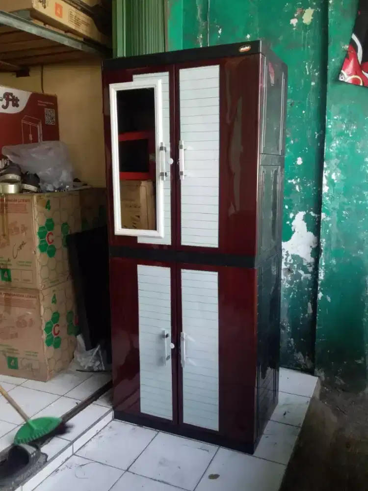 Lemari plastik plus kaca