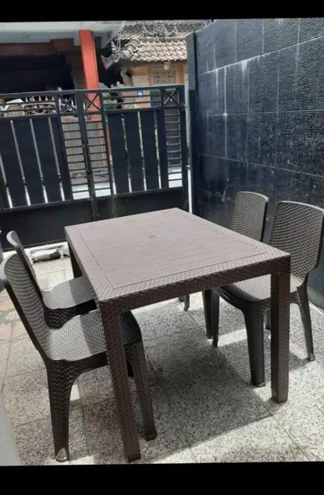 Harga 1 meja dan 4 kursi produk Olymplast