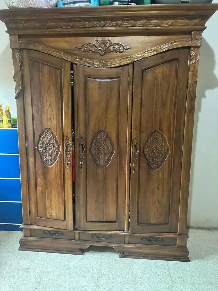 Lemari jati like new