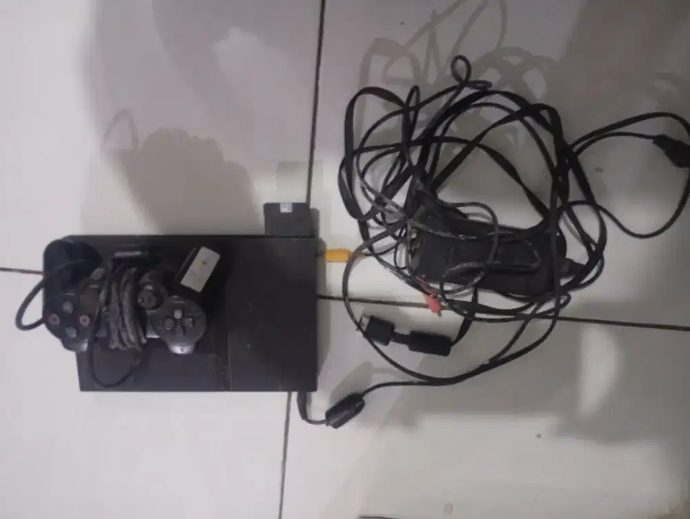 PS 2 slim bekas. Masih nyala dan berfungsi. Adaptor Memory Card Stick