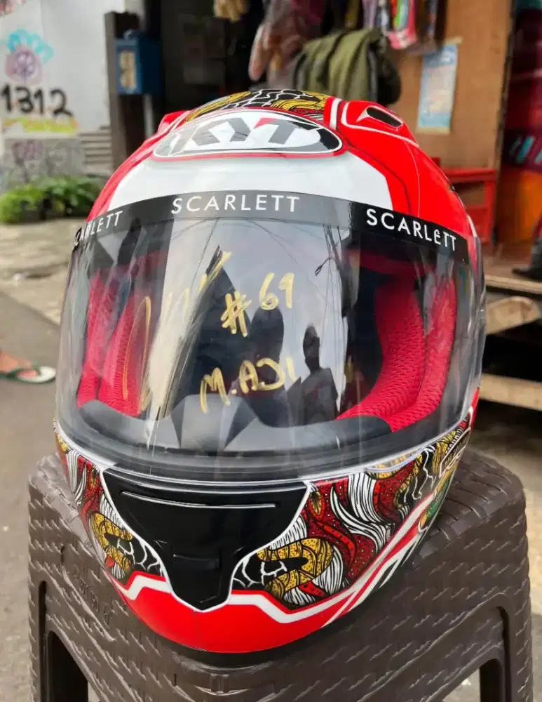 HELM KYT livery khusus Mario Aji ( MOTO 2 ) ada tanda tangan nya.