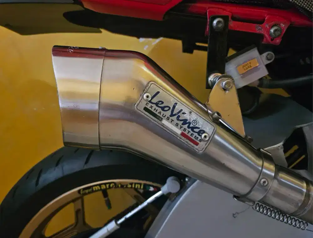 Silincer knalpot Leovince. Suara adem ngebass. Murah aja..