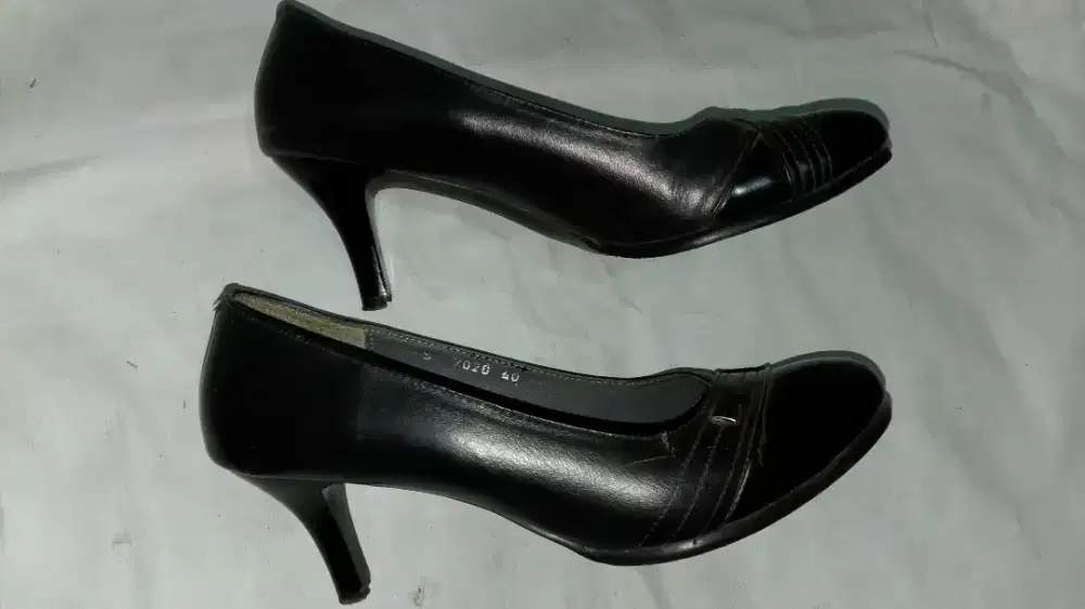 Sepatu hak tinggi bucceri