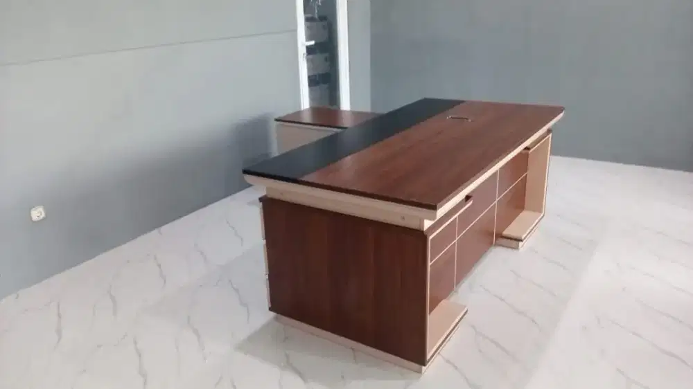 Meja direktur L