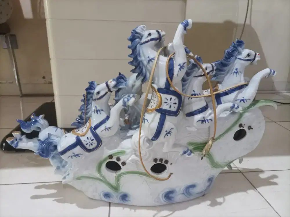 Pajangan patung kuda