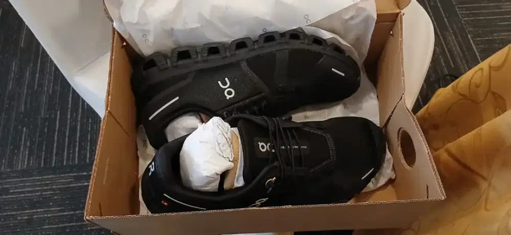 sepatu OnCloud Cloud 6 size 7 Triple All Black