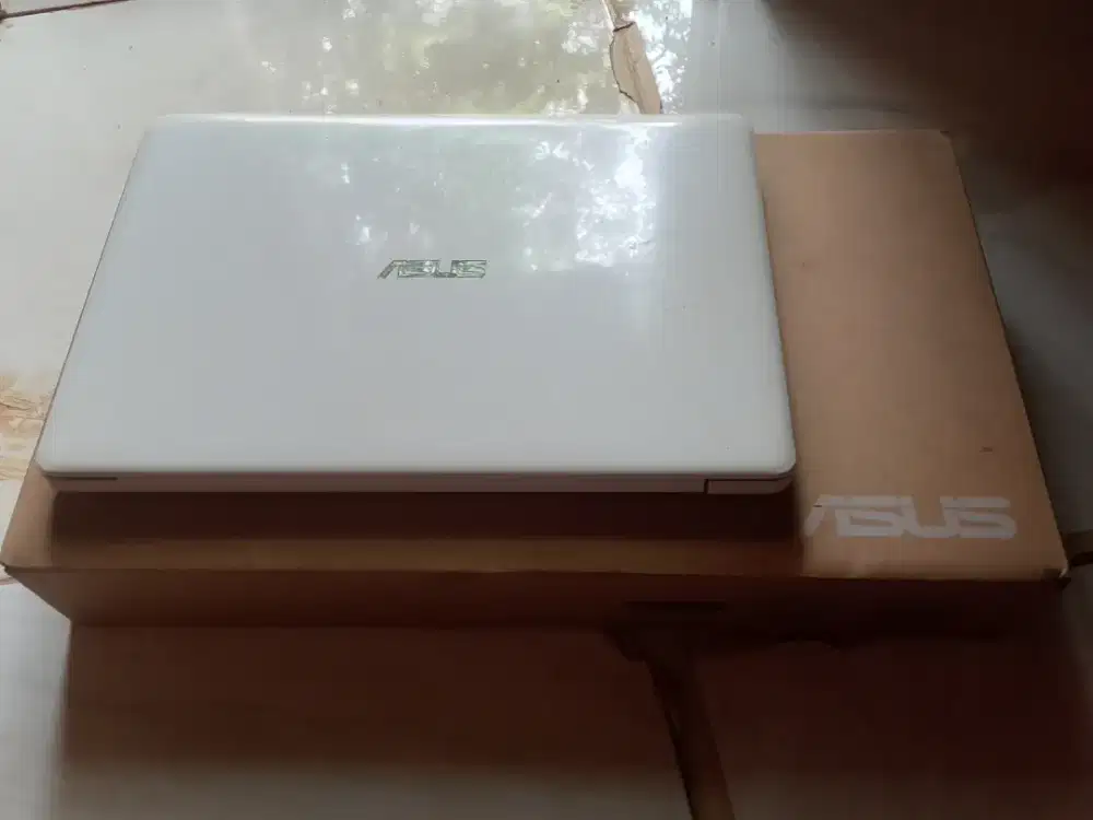 Dijual note book ASUS Masih hidup bagus