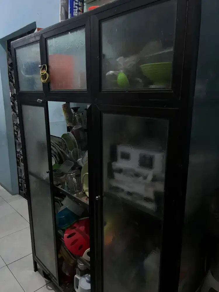 Rak piring sekaligus lemari