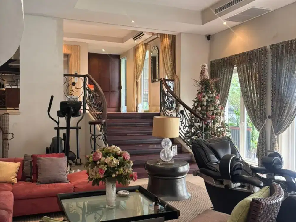 Rumah Mewah di Villa Gading Indah 3 Lantai Full Furnished dengan Lift & Kolam Renang, LT 628 m²